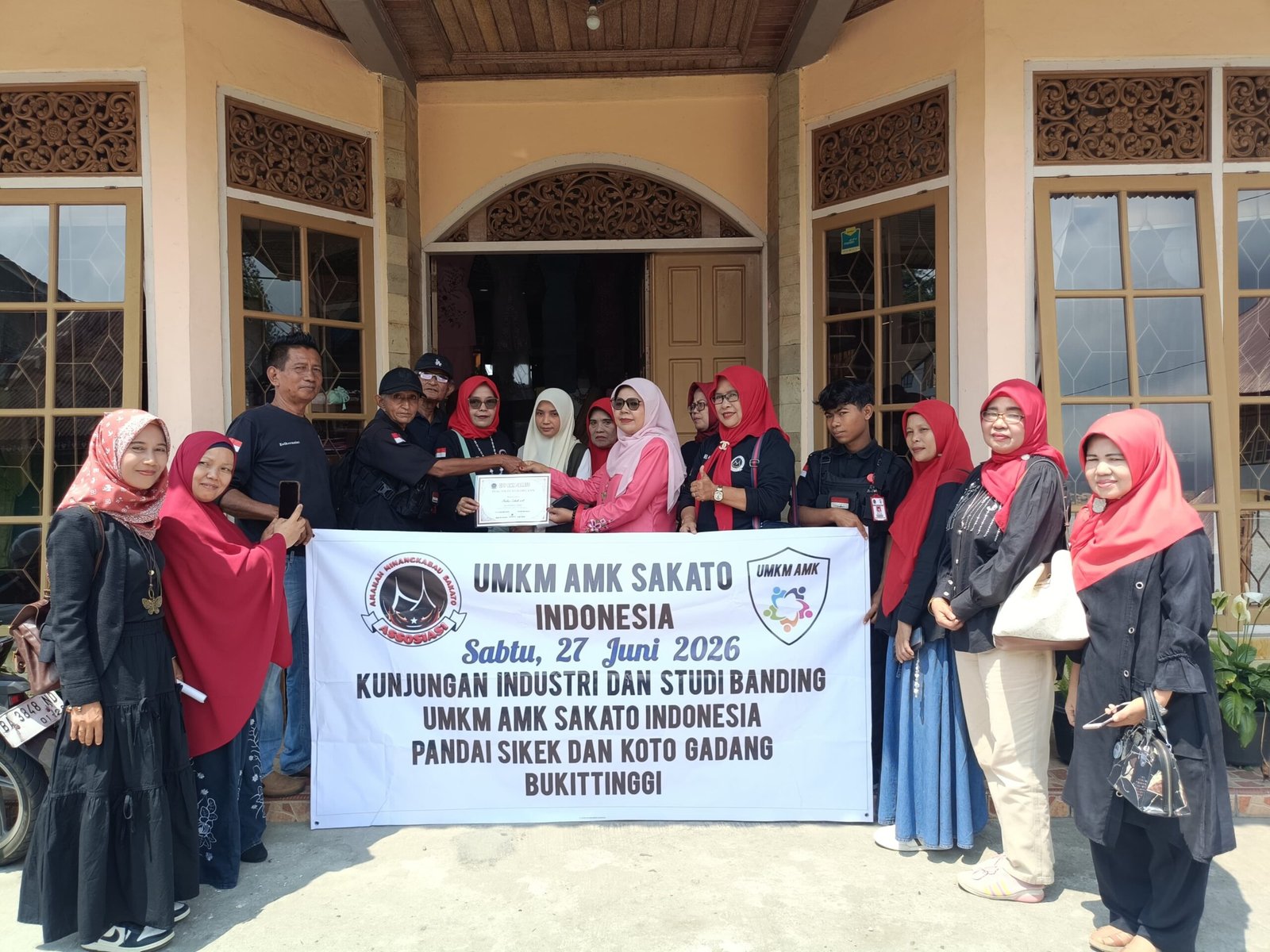UMKM AMK Sakato kunjungan industri ke sentra tenun Pandai Sikek