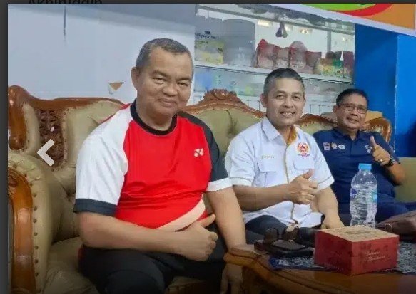 H. Iskandar M.HI bersama pengurus olahraga saat pembukaan Turnamen Bulutangkis Anak Nagari Cup I 2026.