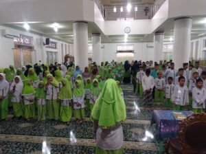 Ratusan santri TPQ-TQA dan MDTA se-Kelurahan Banuaran Nan XX mengikuti Didikan Shubuh Gabungan yang diselenggarakan oleh BKS TPQ-TQA, FKDT, dan LDS Kecamatan Lubuk Begalung sebagai wadah pembinaan karakter dan kecintaan terhadap masjid.