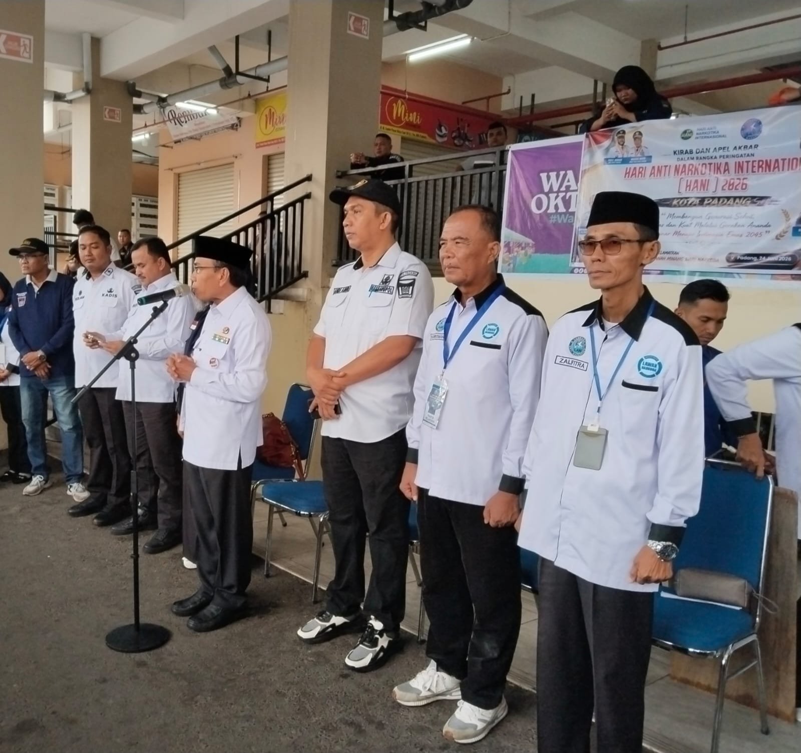 Wakil Wali Kota Padang, H. Maigus Nasir, M.Pd., memimpin Apel Akbar Hari Anti Narkotika Internasional (HANI) 2026 di Pelataran Parkir Pasar Raya Fase VII Kota Padang, Rabu (24/6/2026), sekaligus mengajak seluruh elemen masyarakat bersinergi mewujudkan Kota Padang Bersih Narkoba.