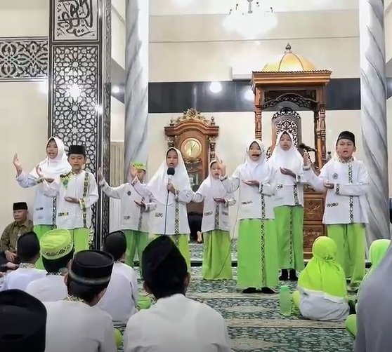 Para santri menampilkan berbagai kemampuan keagamaan seperti tilawah Al-Qur'an, hafalan surah pendek, pidato, adzan, dan doa pada kegiatan Didikan Shubuh Gabungan di Masjid Muta'alimin sebagai hasil pembinaan TPQ dan MDTA di Kelurahan Banuaran Nan XX.