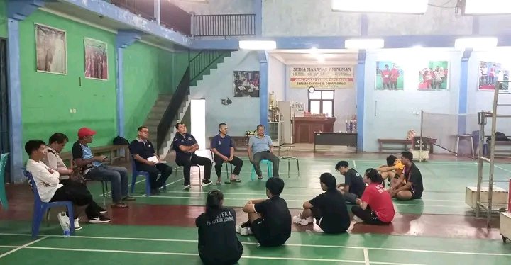 Suasana seleksi dan latihan bersama atlet bulutangkis Pengkot PBSI Padang di Hall PB Mahmuda Kuranji sebagai persiapan Porprov Sumbar 2026.