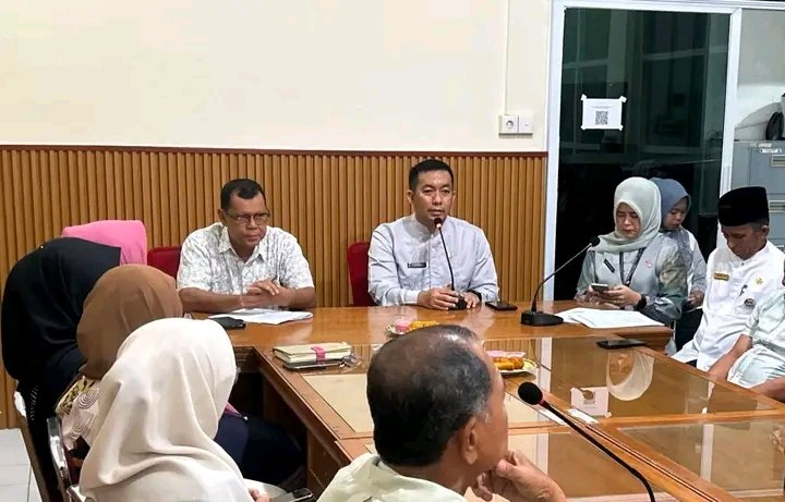 Rapat persiapan Hari Koperasi Nasional (Harkopnas) ke-79 Tahun 2026 bersama Kepala Dinas Koperasi dan UKM Kota Padang di ruang rapat Dinas Koperasi, Jumat (10/7/2026).