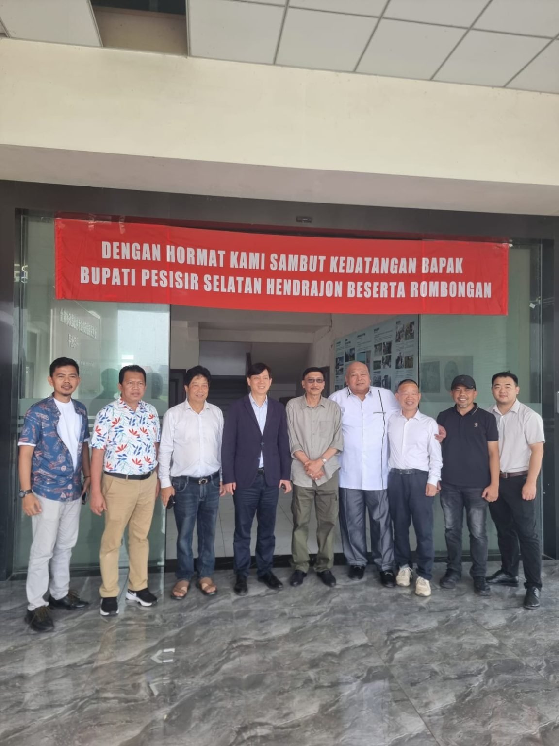 Bupati Pesisir Selatan Hendrajoni bersama rombongan saat kunjungan kerja ke Hunan Xindaxian Co Ltd di Changsha, Tiongkok.