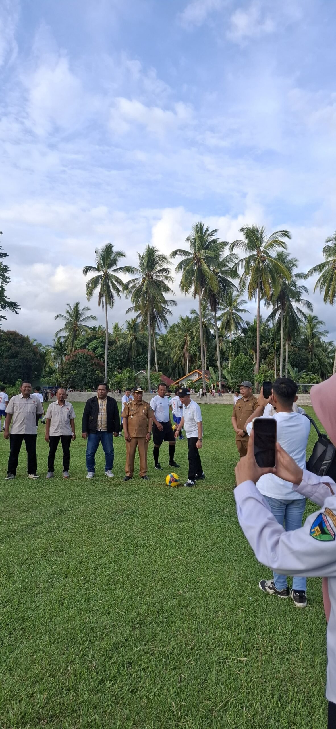 Ketua DPD Partai Golkar Kabupaten Pesisir Selatan sekaligus Anggota DPRD Pesisir Selatan, Syafril Syahputra, SH., MH., membuka secara resmi Turnamen Sepak Bola Syafril