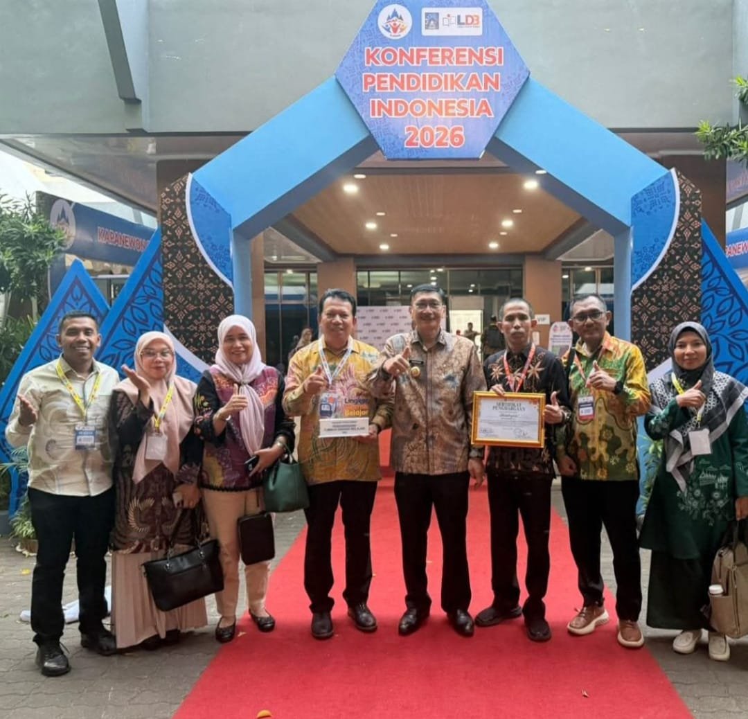 Bupati Hendrajoni menerima Penghargaan Pendidikan Nasional pada Konferensi Pendidikan Indonesia 2026 di Universitas Negeri Yogyakarta.