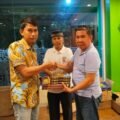 Sekjen DPP PKPS Bakri Maulana menyerahkan bantuan Al-Qur'an kepada Masjid Jannatul Makwa di Sungai Salak.