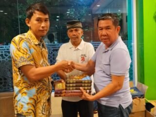 Sekjen DPP PKPS Bakri Maulana menyerahkan bantuan Al-Qur'an kepada Masjid Jannatul Makwa di Sungai Salak.
