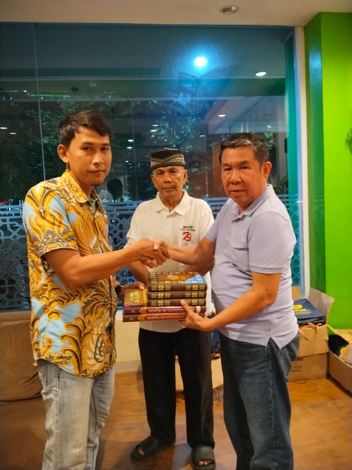 Sekjen DPP PKPS Bakri Maulana menyerahkan bantuan Al-Qur'an kepada Masjid Jannatul Makwa di Sungai Salak.