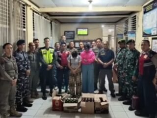 Tim SK-4 Kabupaten Pesisir Selatan bersama TNI dan Polri mengamankan dua pemandu karaoke dan barang bukti minuman keras saat razia di Lengayang.