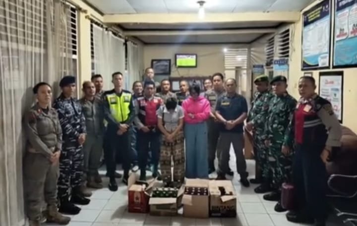 Tim SK-4 Kabupaten Pesisir Selatan bersama TNI dan Polri mengamankan dua pemandu karaoke dan barang bukti minuman keras saat razia di Lengayang.