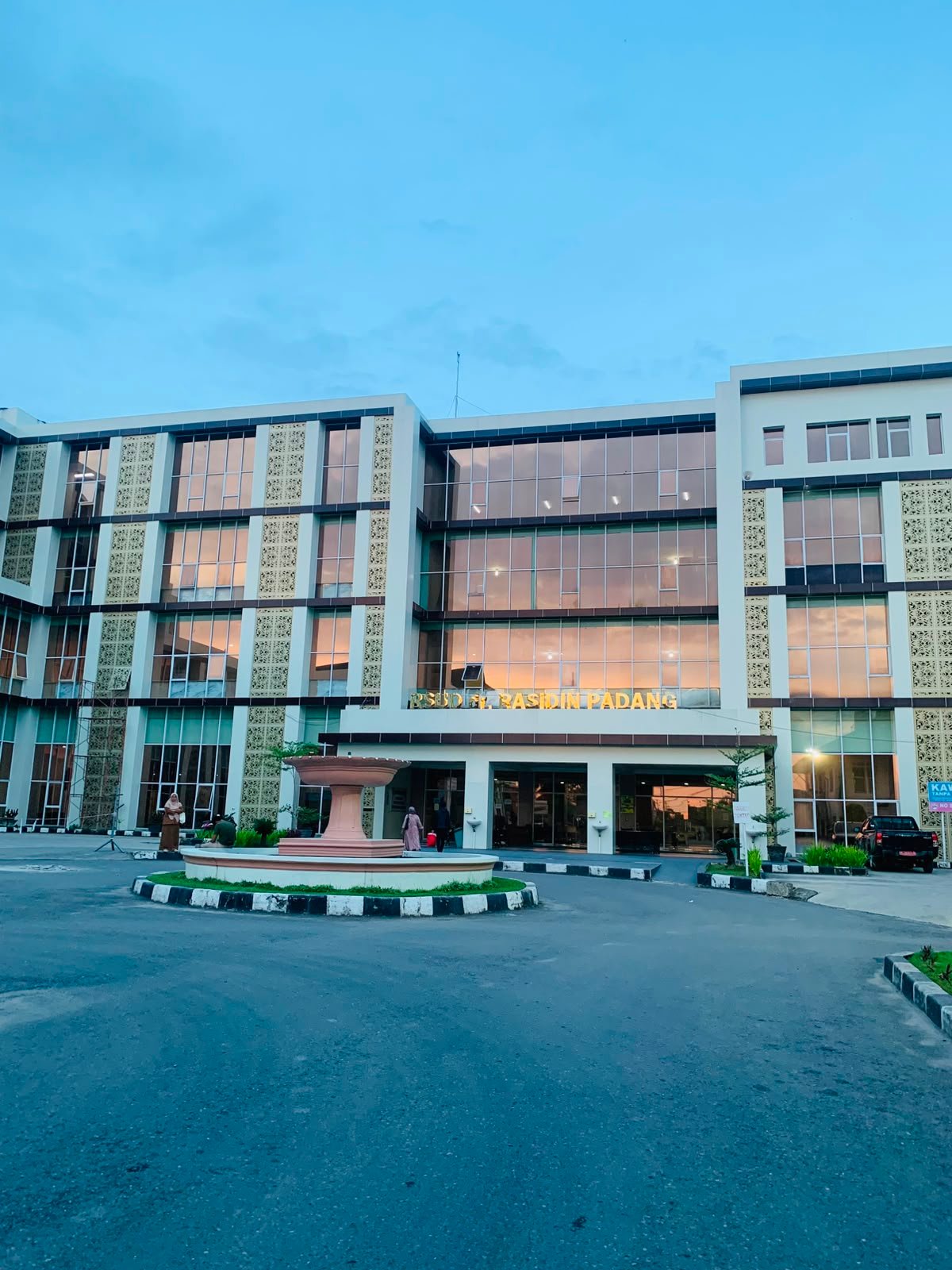 Gedung RSUD Rasyidin Padang yang menjadi rumah sakit rujukan milik Pemerintah Kota Padang dengan fasilitas pelayanan kesehatan modern.