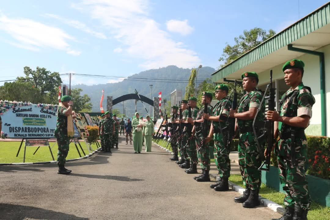 Prosesi penyambutan Letkol Inf Yudi Eka Pratama sebagai Dandim 0311/Pesisir Selatan di Makodim.