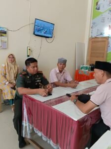 Letkol Inf Yudi Eka Pratama berdialog dengan tokoh masyarakat usai resmi menjabat Dandim 0311/Pesisir Selatan.