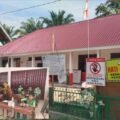 Suasana SDN 18 Tebing Tinggi di Kecamatan Lengayang saat proses rehabilitasi gedung berlangsung, sementara kegiatan belajar mengajar tetap berjalan normal.