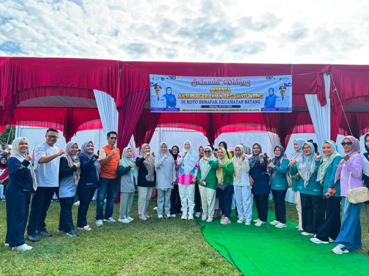 Lisda Hendrajoni bersama kader PKK dan peserta GERMAS dalam aksi percepatan Nagari Zero Stunting di Puskesmas Salido, Pesisir Selatan.