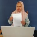 Sri Rahmadhani menunjukkan salinan putusan PTUN Padang yang mengabulkan gugatan atas pemberhentiannya sebagai pegawai non-ASN Dinas Pendidikan dan Kebudayaan Kabupaten Pesisir Selatan.