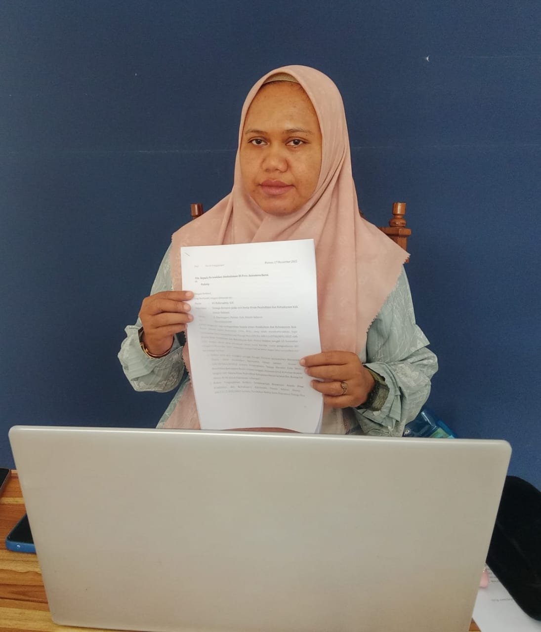 Sri Rahmadhani menunjukkan salinan putusan PTUN Padang yang mengabulkan gugatan atas pemberhentiannya sebagai pegawai non-ASN Dinas Pendidikan dan Kebudayaan Kabupaten Pesisir Selatan.