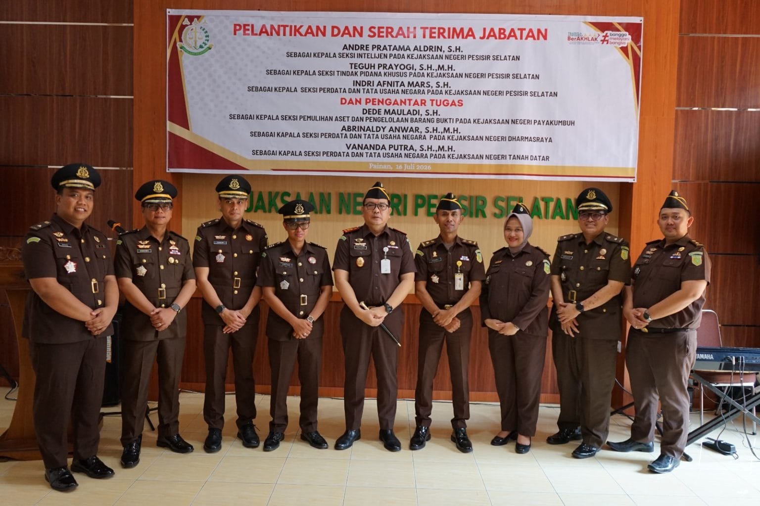 Kajari Pesisir Selatan bersama pejabat yang baru dilantik usai prosesi pelantikan dan serah terima jabatan di Aula Kejari Pesisir Selatan.