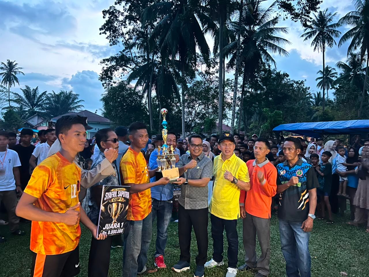 Wakil Bupati Pesisir Selatan bersama Syafril Saputra menyerahkan trofi kepada juara Syafril Saputra Cup I di Lapangan Taluk, Batang Kapas.