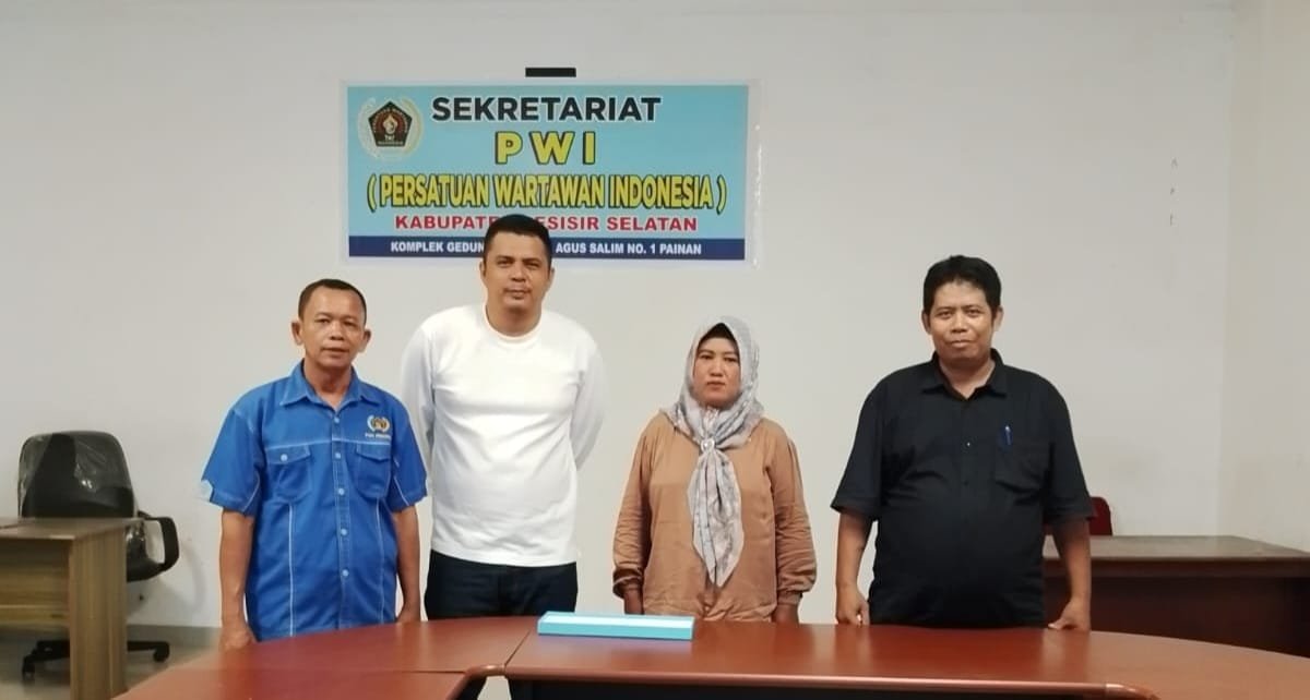 Pengundian nomor urut calon Ketua PWI Pesisir Selatan pada Konfercab 2026 di Sekretariat PWI Pesisir Selatan.