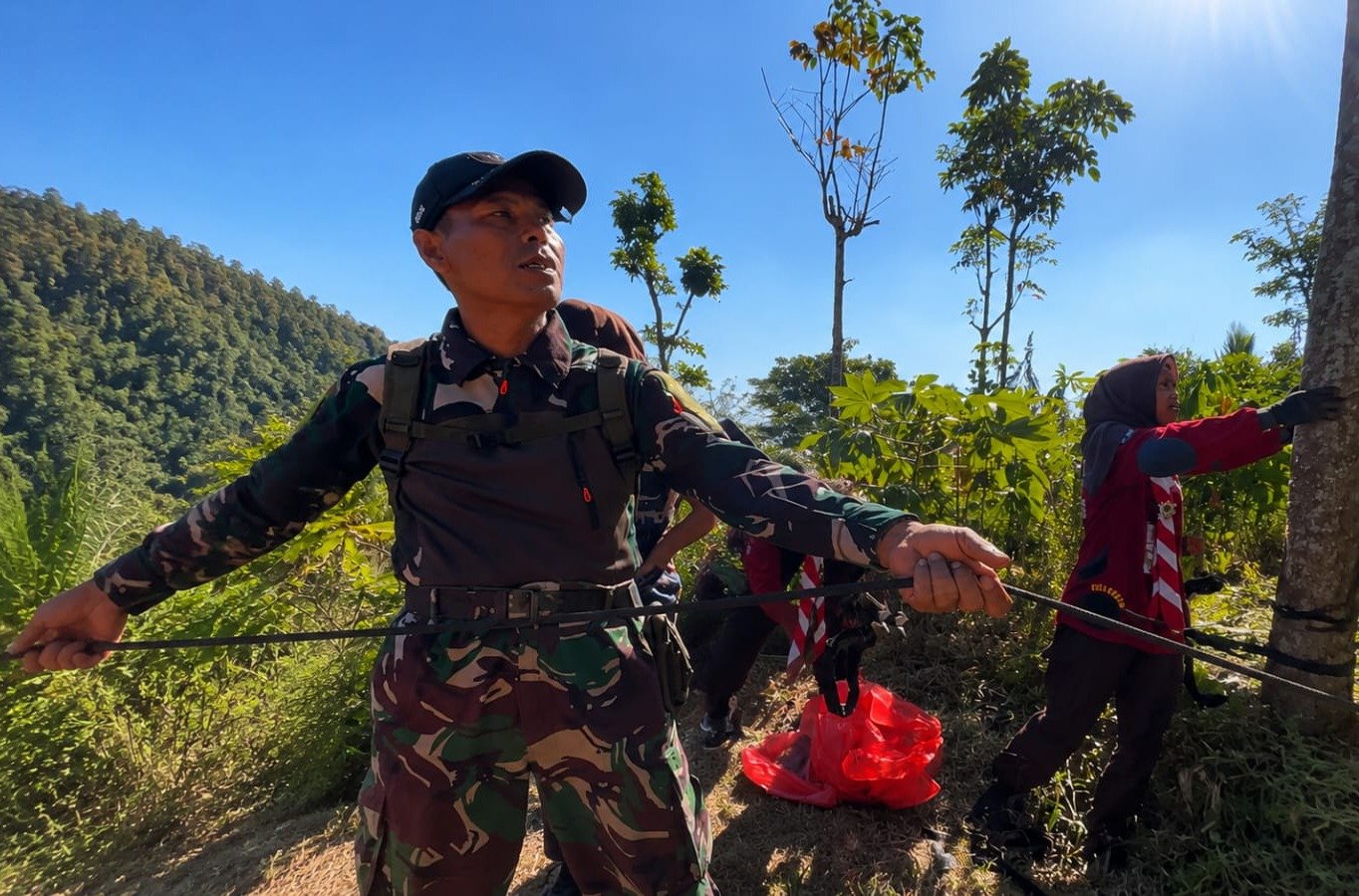 Personel Koramil 0806-10/Pule mendampingi siswa SMAN 1 Pule mengikuti kegiatan mountaineering pada MOGD di Trenggalek.