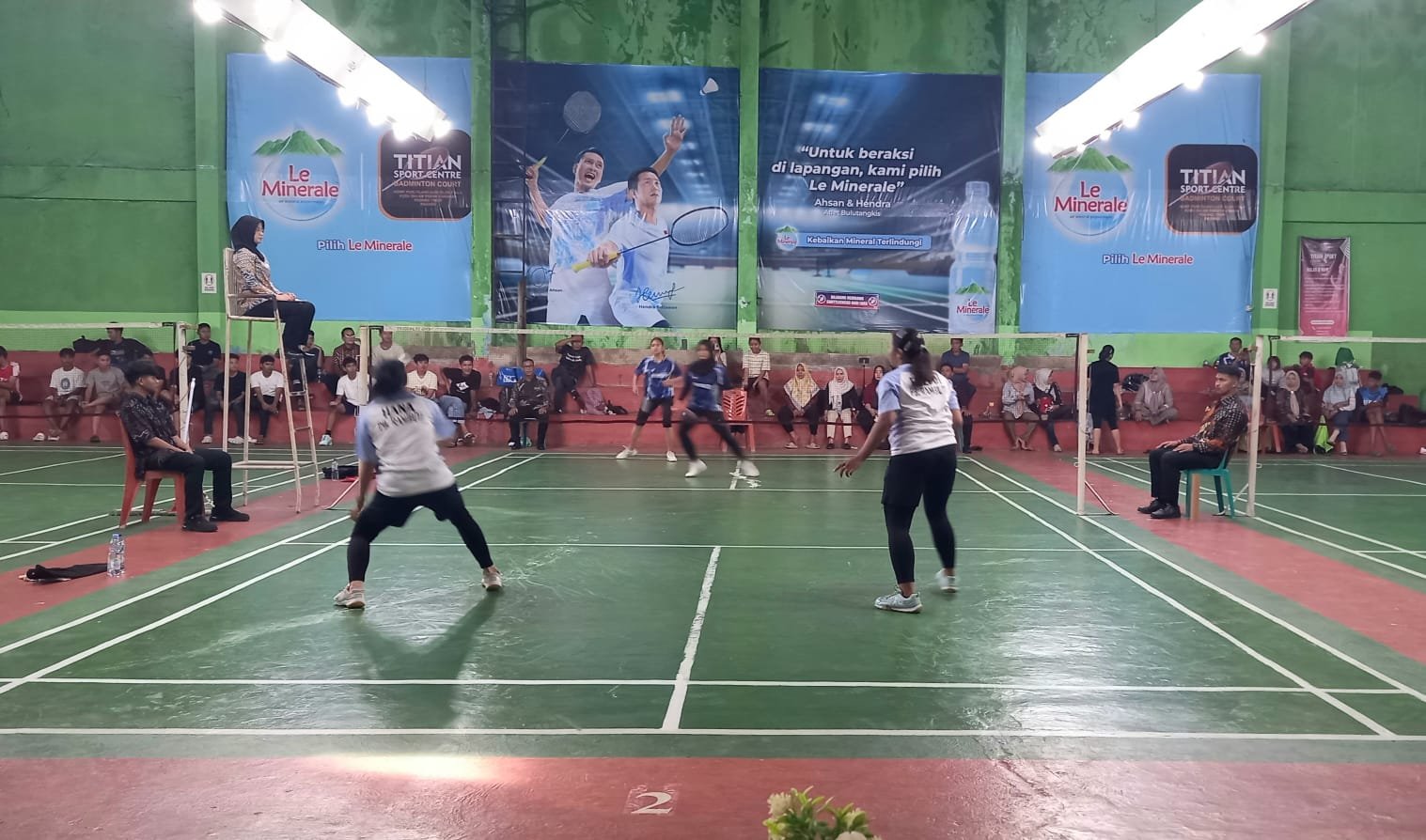 Pertandingan final Turnamen Bulutangkis Piala Wali Kota Padang Cup 2026 di Hall Titian Sport Centre Kota Padang.