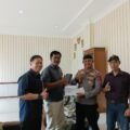 Sentuhan Humanis Wakapolres Pessel, Pengurus PMI Pesisir Selatan menyerahkan dokumen Program Livelihood kepada Wakapolres Pesisir Selatan Kompol H. Syafrizen saat koordinasi di Mapolres Pesisir Selatan.