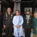Kasad Jenderal TNI Maruli Simanjuntak berfoto bersama Perwira Remaja Akmil usai tradisi penerimaan.