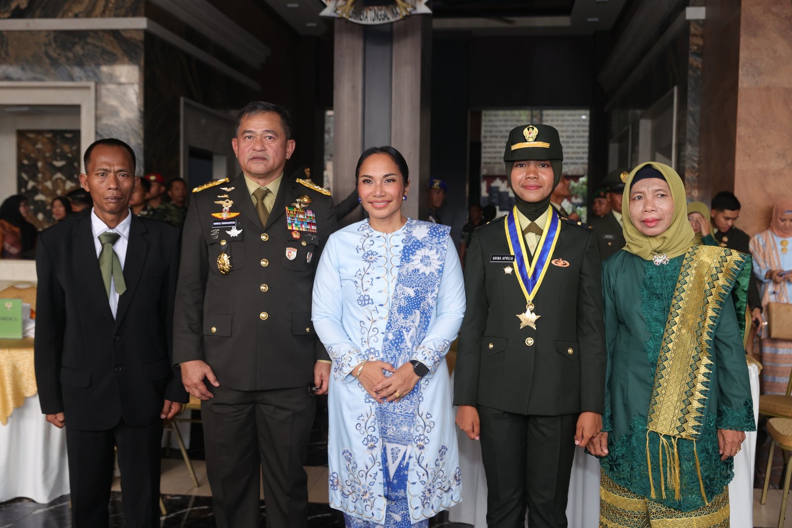 Kasad Jenderal TNI Maruli Simanjuntak berfoto bersama Perwira Remaja Akmil usai tradisi penerimaan.