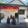 Babinsa Desa Ngepoh Serka Miswan bersama Mbah Bejo di depan rumah baru hasil Program Rutilahu Bantuan Gubernur Jawa Timur di Tulungagung.