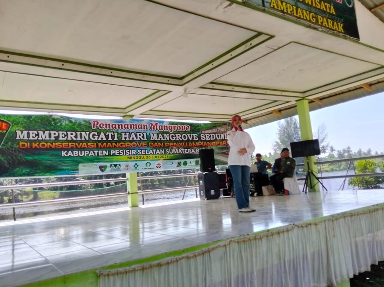 Hari Mangrove Sedunia 2026, Cerint Iralloza Tasya menyampaikan sambutan pada peringatan Hari Mangrove Sedunia 2026 di Konservasi Penyu dan Mangrove Amping Parak, Pesisir Selatan.
