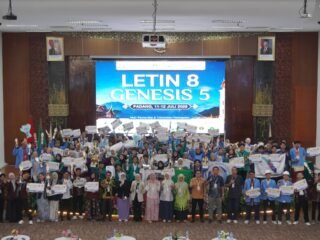 GENESIS 5 Padang Peserta dan pemenang GENESIS 5 berfoto bersama usai penutupan kompetisi essay nasional di Padang.