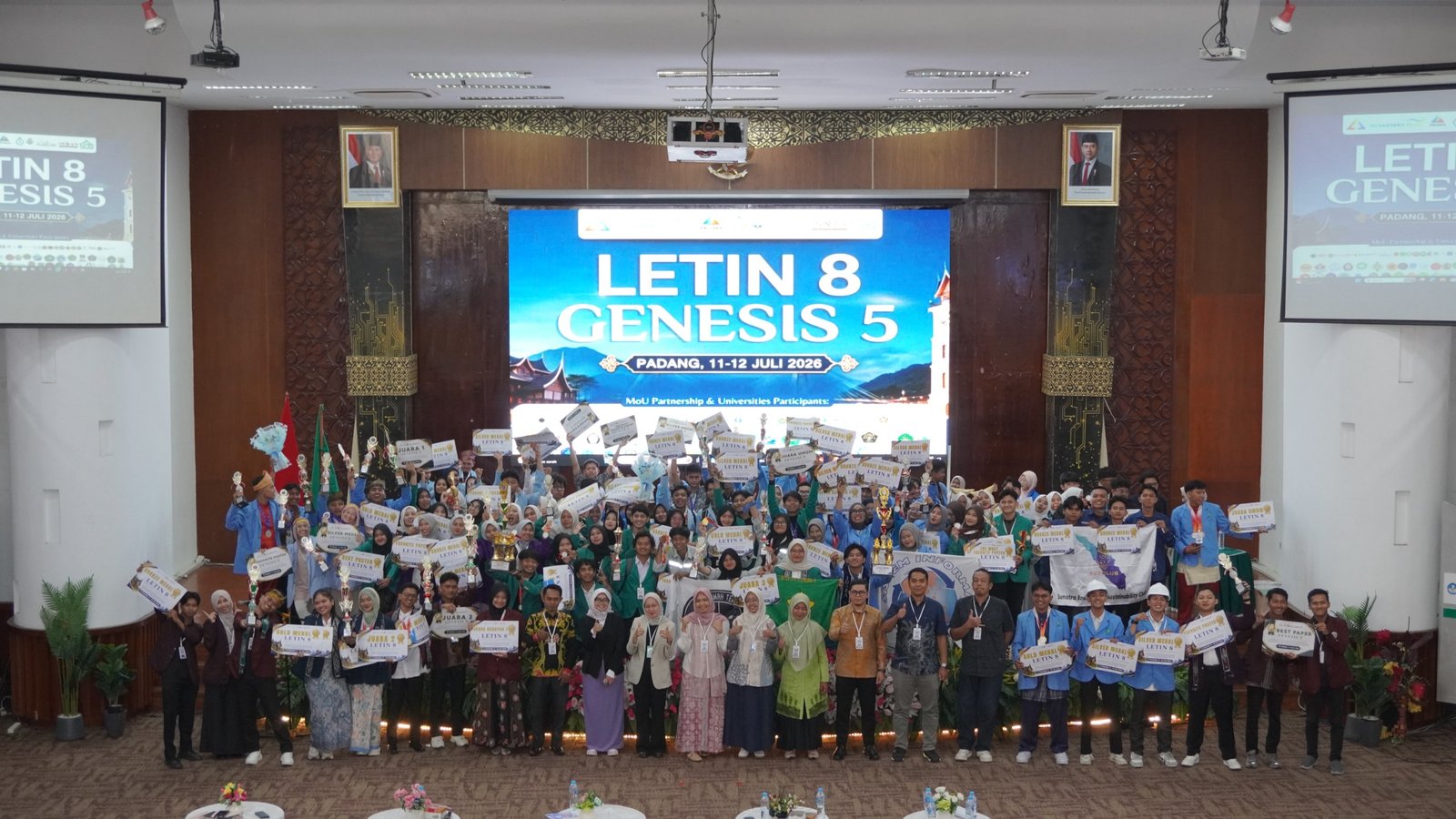 GENESIS 5 Padang Peserta dan pemenang GENESIS 5 berfoto bersama usai penutupan kompetisi essay nasional di Padang.