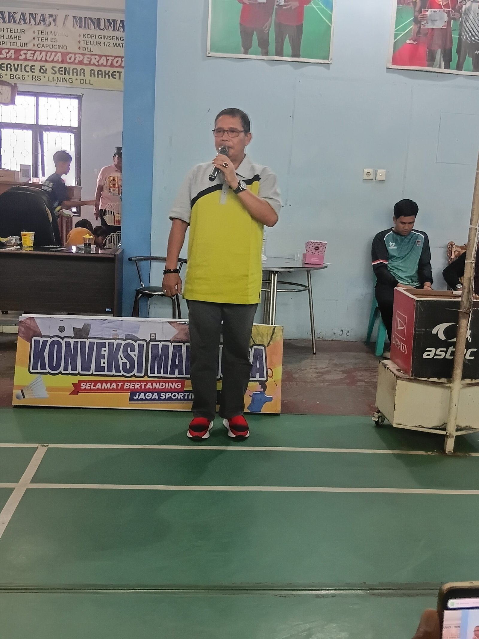 Turnamen Bulutangkis PBSI Cup 2026 Bendahara KONI Kota Padang Zulhardi Z Latief memberikan sambutan saat pembukaan PBSI Cup 2026