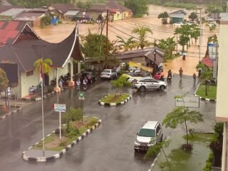 Hujan Lebat Guyur Kota Padang, Sejumlah Kawasan Terendam Banjir hingga Sepinggang Orang Dewasa
