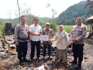 Respons Kilat Polsek IV Jurai dan BAZNAS Ringankan Beban Korban Kebakaran di Salido