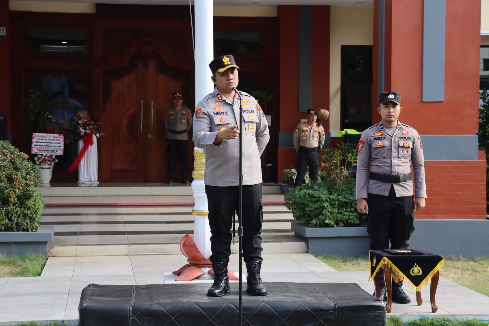 Polres Kudus siaga Karhutla Kapolres Kudus AKBP Wahyu Sulistyo memberikan arahan saat Apel Gelar Perlengkapan dan Personel kesiapsiagaan penanganan Karhutla di Mapolres Kudus.