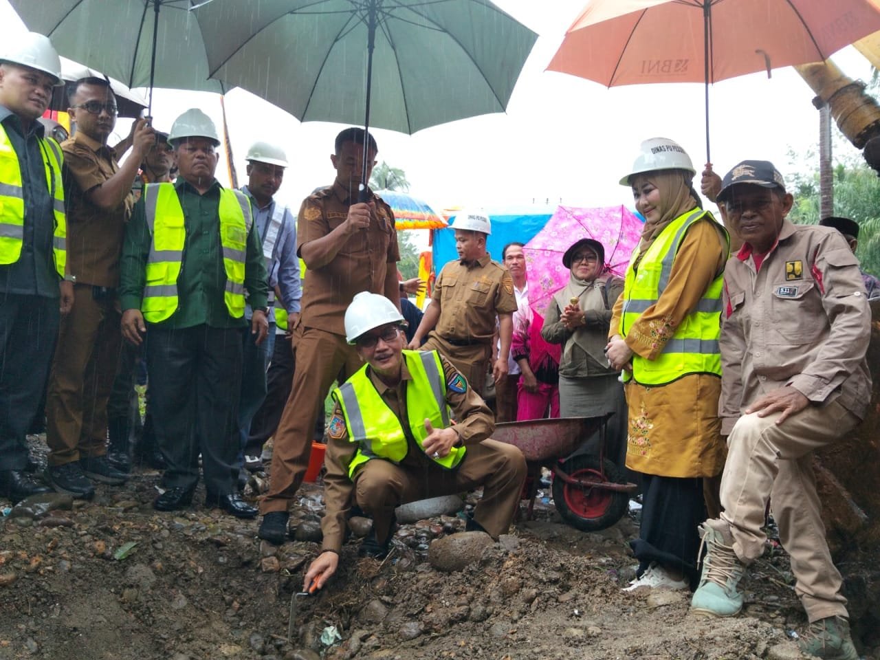 Jembatan Gantung Bintungan Dibangun Bupati Pesisir Selatan Hendrajoni melakukan peletakan batu pertama pembangunan Jembatan Gantung Bintungan di Nagari Pelangai Gadang, Kecamatan Ranah Pesisir.