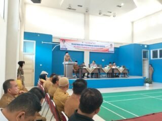 Bupati Pesisir Selatan Hendrajoni menyampaikan sambutan saat melantik Kepala Dinas Pertanian serta Kepala Satpol PP dan Damkar di Aula Dinas Pendidikan dan Kebudayaan Pesisir Selatan.