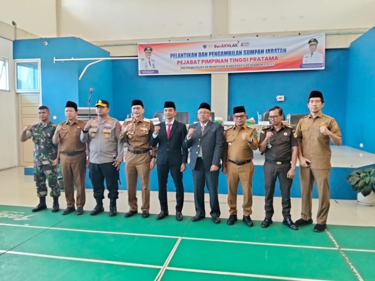 Kasatpol PP Pessel Bupati Hendrajoni berfoto bersama pejabat usai pelantikan Kasatpol PP dan pejabat pimpinan tinggi pratama di Pesisir Selatan.