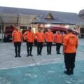 Tim Rescue SAR Pekanbaru Tim Rescue Kantor SAR Pekanbaru mengikuti apel kesiapan sebelum diberangkatkan untuk operasi pencarian remaja yang tenggelam di Sungai Siak.
