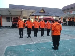 Tim Rescue SAR Pekanbaru Tim Rescue Kantor SAR Pekanbaru mengikuti apel kesiapan sebelum diberangkatkan untuk operasi pencarian remaja yang tenggelam di Sungai Siak.