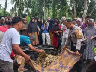 Kebakaran pondok di Lengayang Petugas kepolisian bersama warga mengevakuasi korban kebakaran pondok di kawasan perkebunan Kecamatan Lengayang, Pesisir Selatan.