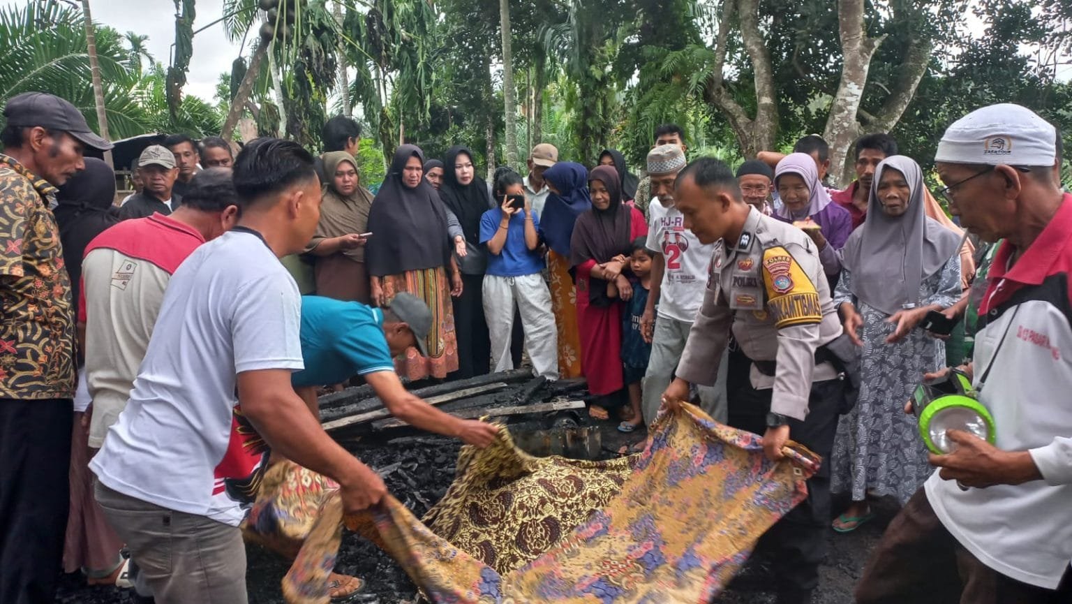 Kebakaran pondok di Lengayang Petugas kepolisian bersama warga mengevakuasi korban kebakaran pondok di kawasan perkebunan Kecamatan Lengayang, Pesisir Selatan.