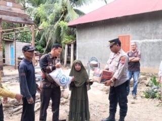Rumah Roboh Di Terjang Badai Rumah warga lansia Renodiwati roboh akibat badai di Kecamatan Sutera, Pesisir Selatan