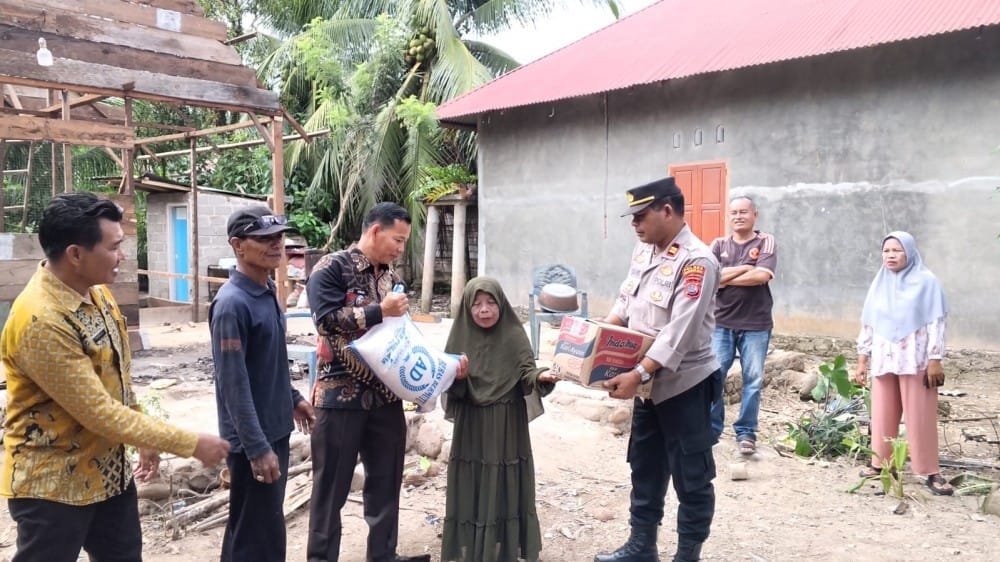 Rumah Roboh Di Terjang Badai Rumah warga lansia Renodiwati roboh akibat badai di Kecamatan Sutera, Pesisir Selatan