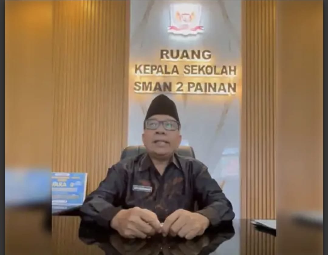 Polemik Ijazah SMAN 2 Painan Kepala SMAN 2 Painan memberikan keterangan terkait polemik pengambilan ijazah di sekolah.