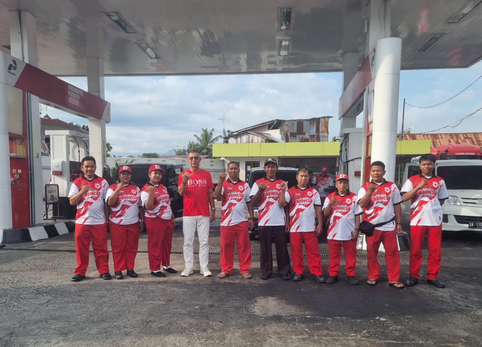 Tim SPBU 14.251.522 mengenakan pakaian merah putih dalam rangka HUT ke-81 RI 2026