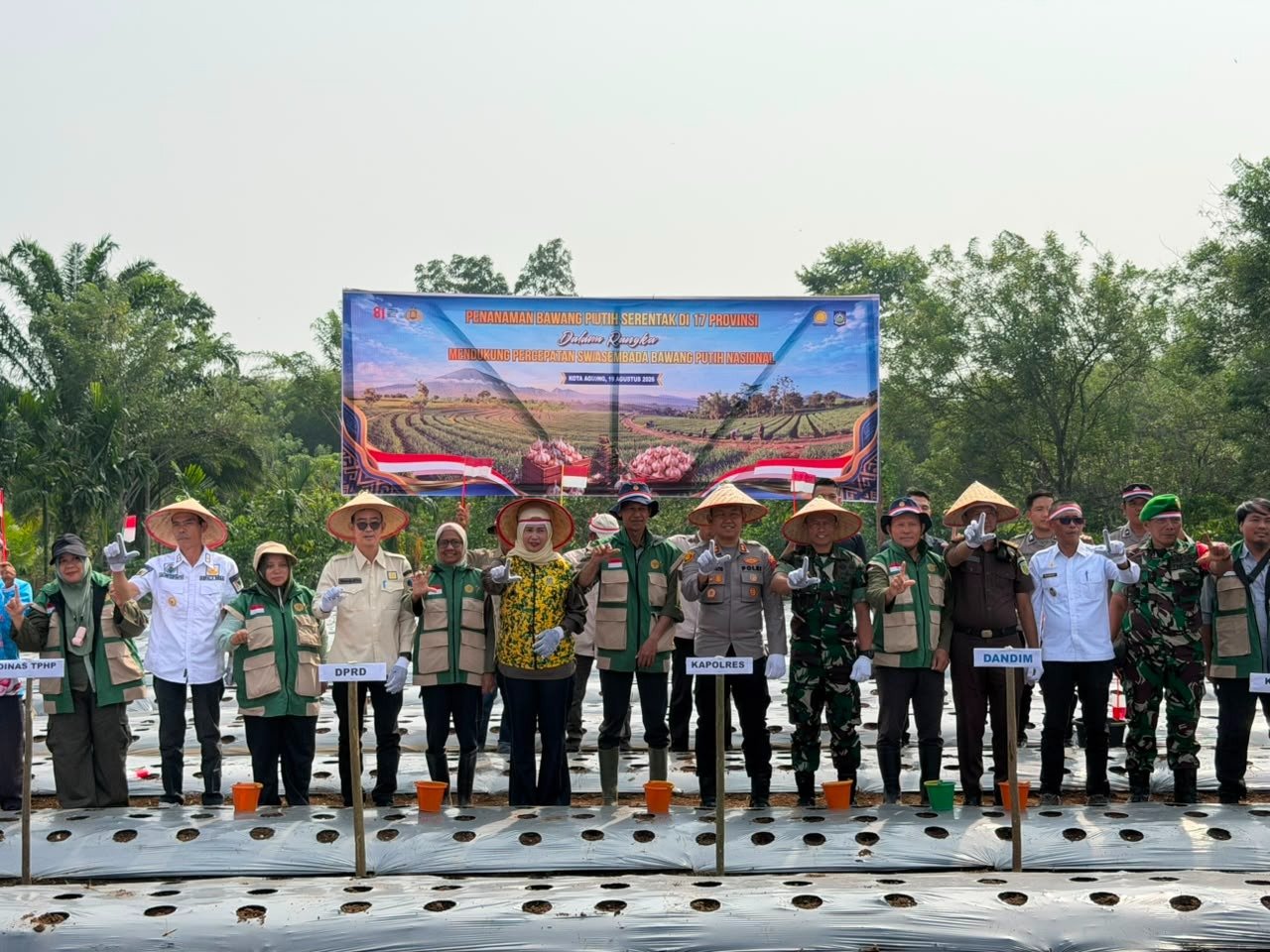 Polda Sumsel bersama Forkopimda dan petani mengikuti penanaman bawang putih serentak di Muara Enim Kapolda Sumsel Irjen Pol. Sandi Nugroho bersama jajaran dan peserta kegiatan penanaman bawang putih serentak di Kabupaten Muara Enim, Sumatera Selatan, Rabu (19/8/2026).